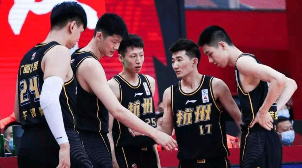 俄罗斯媒体sport25表示，斯卢茨基将成为申花新帅，与他一同加盟的还有教练组成员瓦西里-别列祖茨基和奥列格-雅罗文斯基。